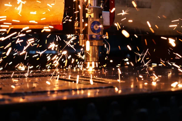 Laser Przemysłowy Tnie Grubą Blachę Stopiony Metal Rozprasza Się Wszystkich — Zdjęcie stockowe