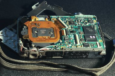 21. yüzyılın başındaki parçalanmış bir devletin fotoğraf ekipmanları.