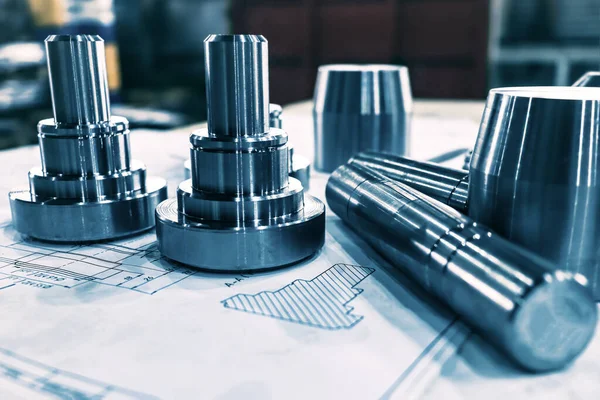 Pièces Métalliques Brillantes Fabriquées Usine Allongées Sur Une Table Avec Images De Stock Libres De Droits