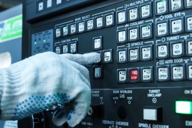 Makineyi üretimde çalıştırıyorum. Operatörün eli CNC makinesini çalıştırır