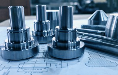 Çizimlerde CNC torna tezgahının ayrıntıları var. CNC makine araçlarının imalatında metal çalışma parçaları.