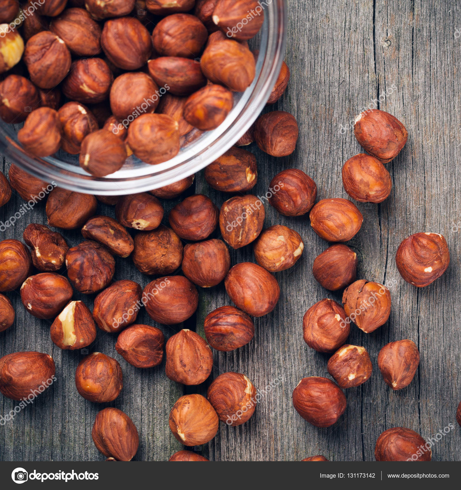 Hazelnuts filbert on wood background — Stock Photo © Laputin 131173142