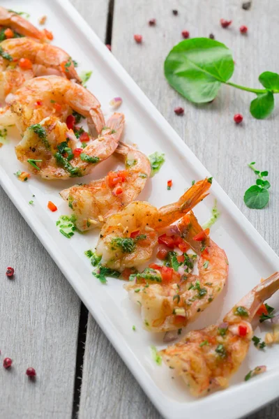 Seafood. Shrimps prawns with herbs sauce and pepper on white pla — Stock Photo, Image