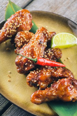 Asya tarzı baharatlı tavuk kanatları meze