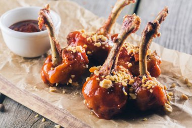 Soslu sıcak Barbekü tavuk kanatları