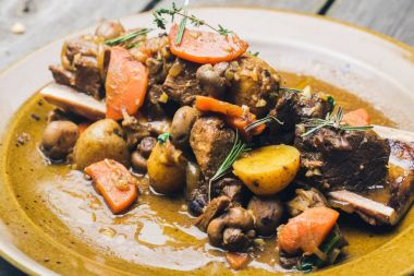 Biftek ve patates ile sebze güveç