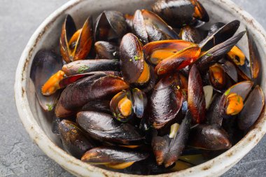 Bir kase içinde otlar ile şarap sosunda pişirilmiş midye