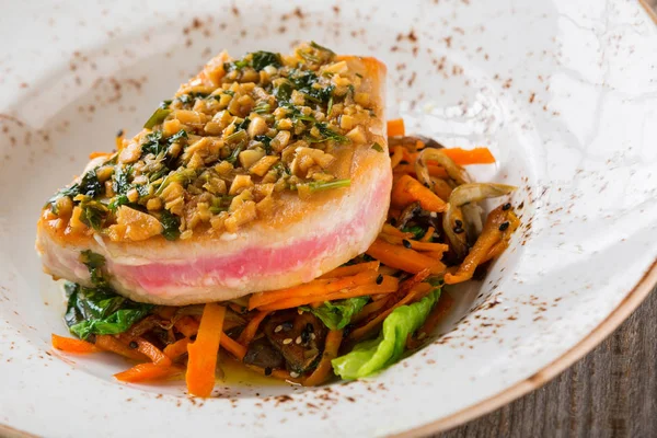 Gegrilde tonijnsteak met garnituur van sla, wortelen en paddestoel — Stockfoto