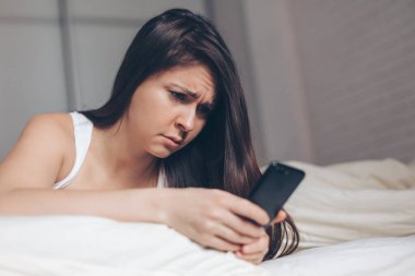 Üzücü bir haber. Genç kadın ile hareket eden telefon mesajı okur