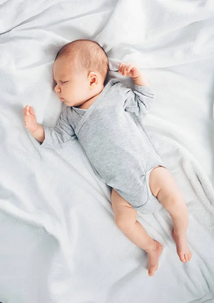 침대에서 갓 태어난 사내 아기. — 스톡 사진