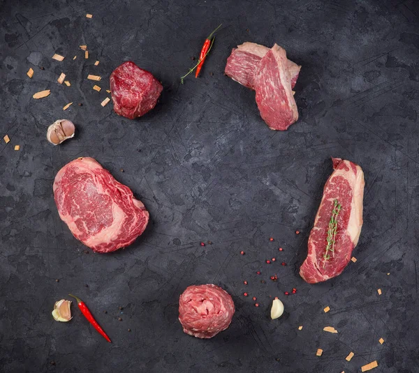 Variété Steaks Viande Crus Black Angus Prime Sur Fond Sombre — Photo