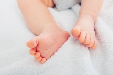 Beyaz bir battaniyenin üzerinde yeni doğmuş bir bebek