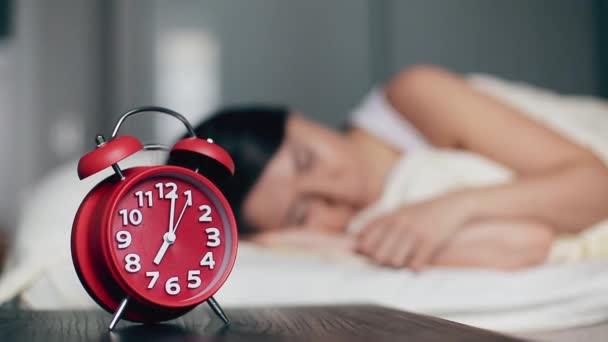 Wanita itu bangun, mematikan jam alarm dan terus tidur — Stok Video