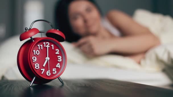 Mujer apagando el despertador tumbado en la cama mañana despierta sonrisa feliz — Vídeos de Stock