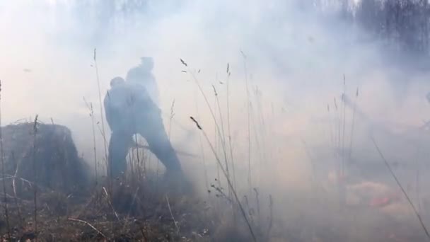 Мужчина и женщина потушат пламя — стоковое видео