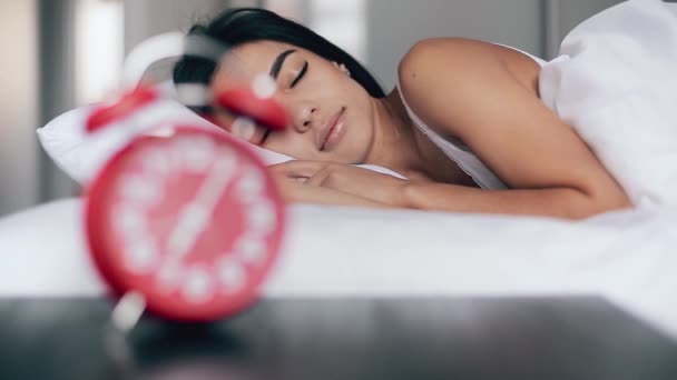 Menina bonita dorme na cama, desliga o despertador e continua dormindo — Vídeo de Stock