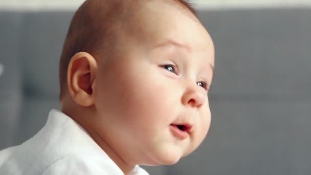 Glückliches neugeborenes Baby lächelt Nahaufnahme — Stockvideo