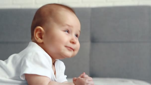 Mutlu yeni doğmuş bebek yakından gülümsüyor — Stok video