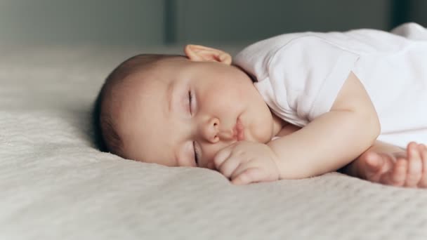 Спящий милый мальчик на сером одеяле — стоковое видео