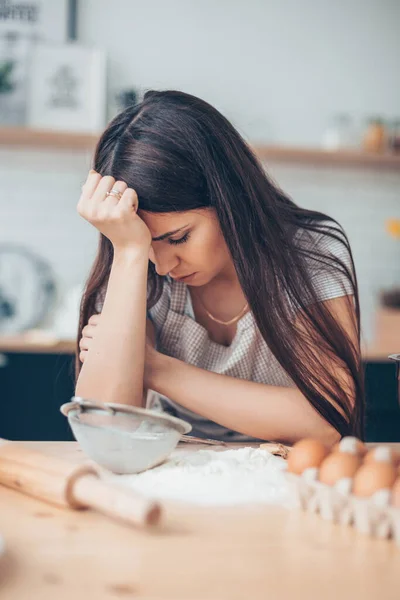 Droevige en gefrustreerde jonge vrouw op keuken — Stockfoto