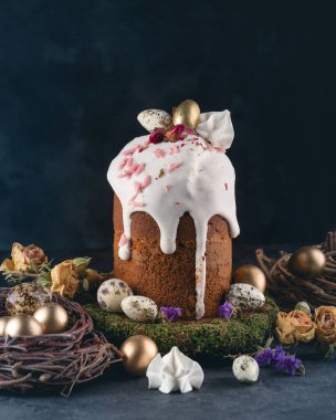 Yuvalı Paskalya kekleri ve altın bıldırcın yumurtaları.