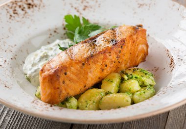 Gnocchi ve tartar soslu ızgara somon.