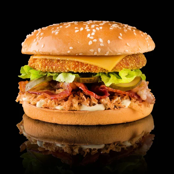 Gustoso hamburger di pollo su sfondo nero con riflessione — Foto Stock