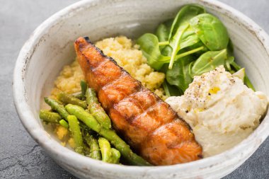 Bezelye, ıspanak ve Bulgur ile ızgara Dorado Bifteği.