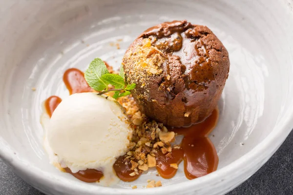 Tavený čokoládový dort se zmrzlinou a ořechy — Stock fotografie