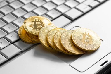Dizüstü bilgisayardaki Altın Bitcoin paraları,