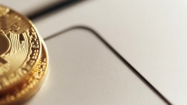 Dizüstü bilgisayardaki Altın Bitcoin paraları,