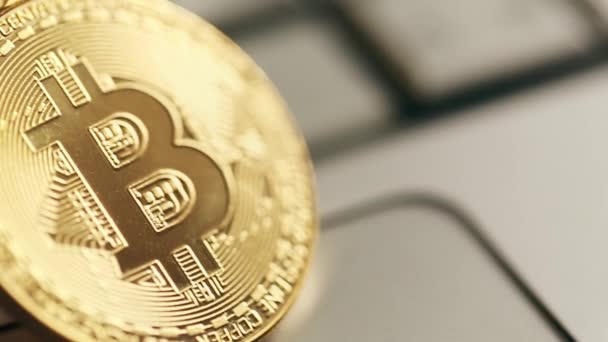 Goldene Bitcoin-Münzen am Laptop, — Stockvideo