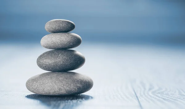 Pila de piedras Zen sobre fondo azul . — Foto de Stock