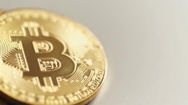 Dizüstü bilgisayardaki Altın Bitcoin paraları,