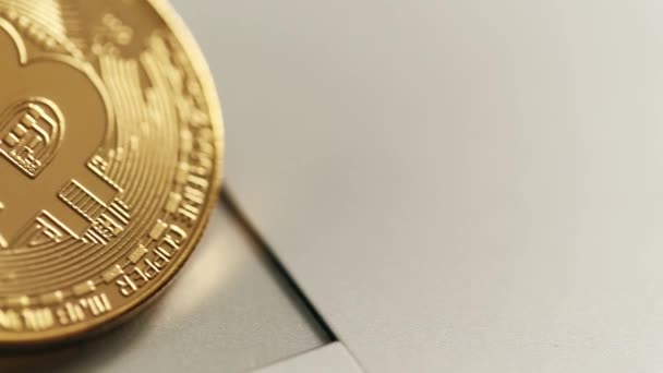 Goldene Bitcoin-Münzen am Laptop, — Stockvideo