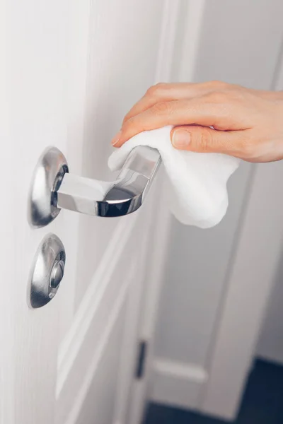 Poignée de porte de nettoyage de main avec antiseptique — Photo