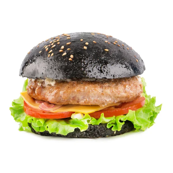 Černý burger s hovězí kotletou, sýrem, rajčaty, cibulí, salátem a omáčkou izolovaný na bílém pozadí. — Stock fotografie