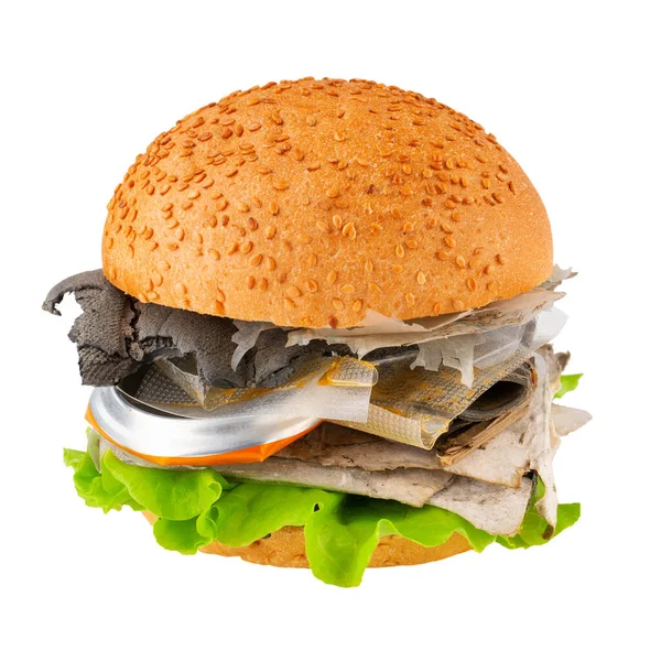 Fresco hamburger gustoso con rifiuti di plastica all'interno isolato su sfondo bianco. Rifiuti riciclati nel concetto di cibo. Inquinamento della plastica — Foto Stock