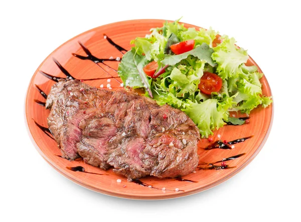 Steak de boeuf haché grillé avec salade, tomates et sauce sur une assiette d'orange Isolé sur blanc — Photo