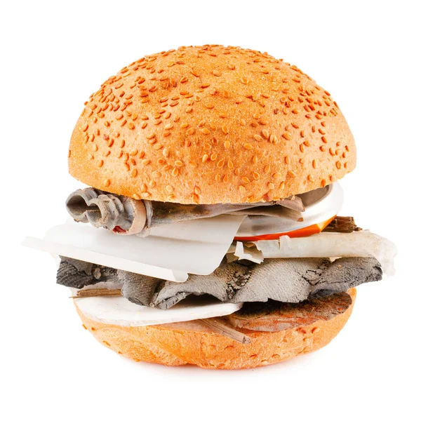 Burger con rifiuti di plastica all'interno isolato su sfondo bianco. Inquinamento della plastica — Foto Stock