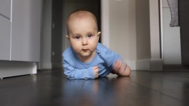 6 개월된 귀여운 사내 아기 카메라에 바닥에서 뒹굴고 — 비디오