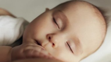 Huzurlu bir uykunun yakın plan portresi anne kucağında bebek..