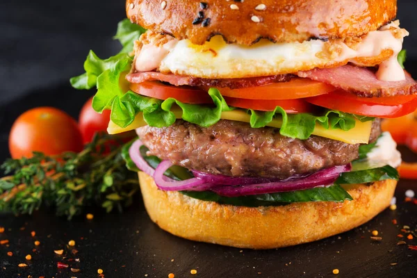 Primo piano Hamburger gustoso con manzo, pomodoro, sottaceto, cipolla, lattuga e salsa — Foto Stock