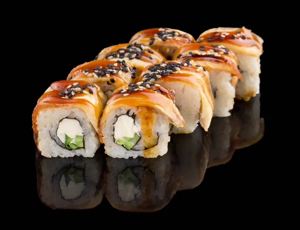 Sushi tekercs angolna, sajt, uborka, unagi szósz és szezám elszigetelt fekete alapon reflexiós Jogdíjmentes Stock Fotók