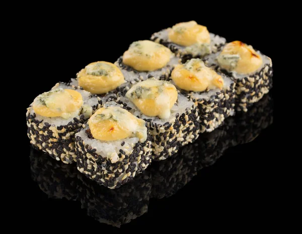 Hot Sushi roll z sosem serowym i sezamem izolowane na czarnym tle z odbiciem — Zdjęcie stockowe