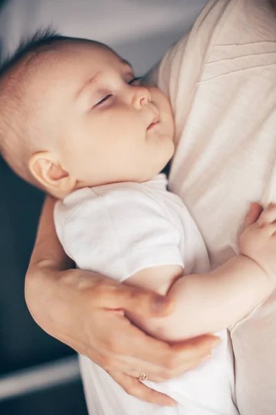Κοντινό πορτραίτο του όμορφου αγοριού που κοιμάται στα χέρια της μητέρας. Υγεία και ιατρική αγάπη γυναίκα έννοια ημέρα μητέρες. Ρηχό DOF — Φωτογραφία Αρχείου