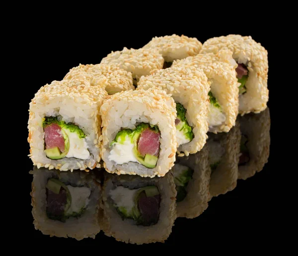 Uramaki Sushi roll with tuna, cheese, avocado, chuka salad, seaweed and sesame isolated on black background with reflection — Stock Photo, Image