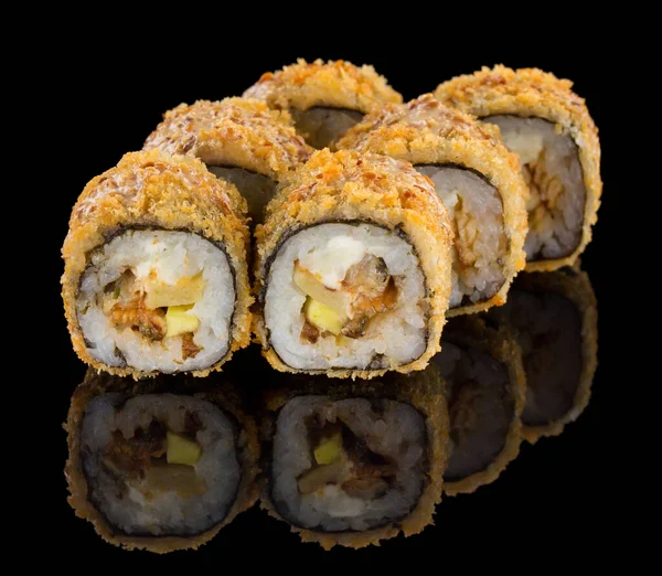 Hot Fried Futomaki Sushi rulle med ål, avokado och ost isolerad på svart bakgrund med reflektion — Stockfoto
