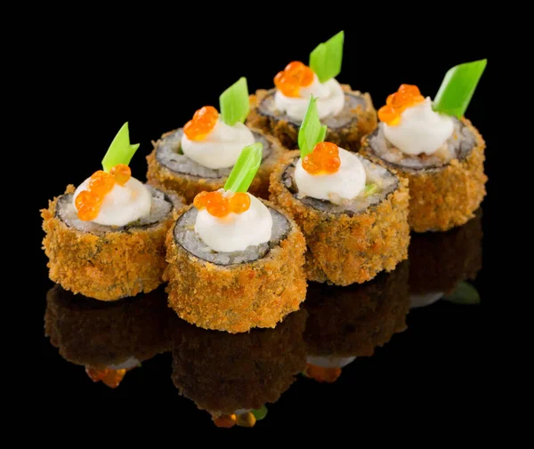 Hot Fried Futomaki Sushi roll with sauce, caviar and chive ot top isolated on black background with reflection — Stock Photo, Image