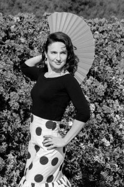 Genç güzel kadın bir Flamenko kostüm.